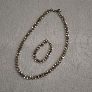 Necklace and bracelet set, necklace 23.5x7. Costume jewelry